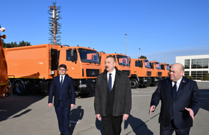 Prezident məişət tullantıları daşıyan texnikalarla tanış olub 
