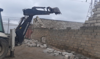 Buzovnada qanunsuz tikili sökülüb- VIDEO