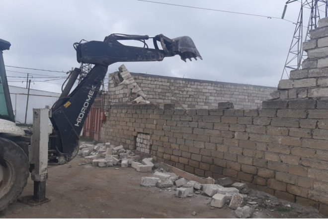 Buzovnada qanunsuz tikili sökülüb- VIDEO