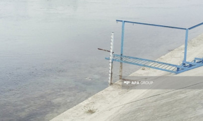 Siyəzəndə avtomobil kanala aşıb, sürücü ölüb 