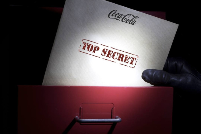 “Cola”nı “Pepsi”yə satmaq istədirlər, həbs olundular-KURYOZ HADİSƏ