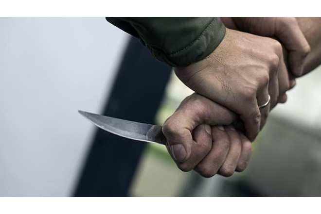 Anasını hoteldə öldürən 17 yaşlı oğlana hökm oxundu 