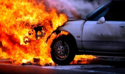 Salyanda maşın küçədə yandı 