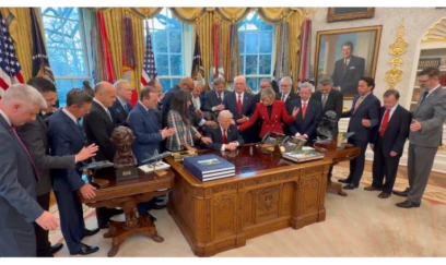 Dünya Trampın din xadimləri ilə bu hərəkətindən danışır 