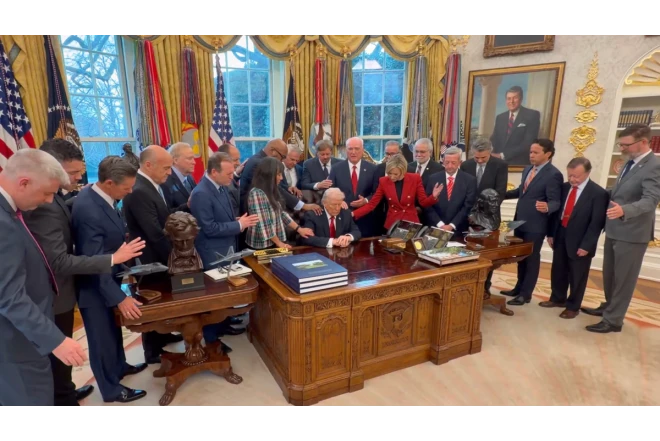 Dünya Trampın din xadimləri ilə bu hərəkətindən danışır 