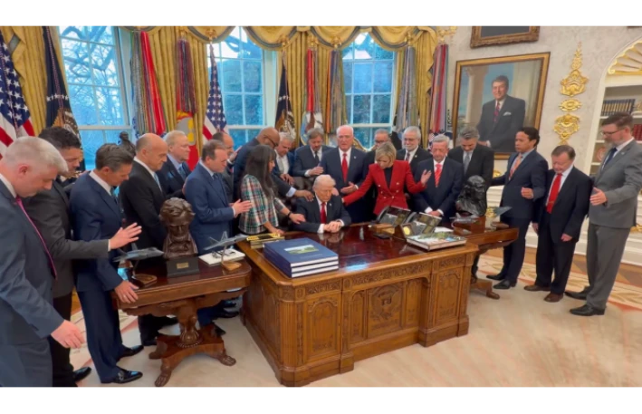 Dünya Trampın din xadimləri ilə bu hərəkətindən danışır 