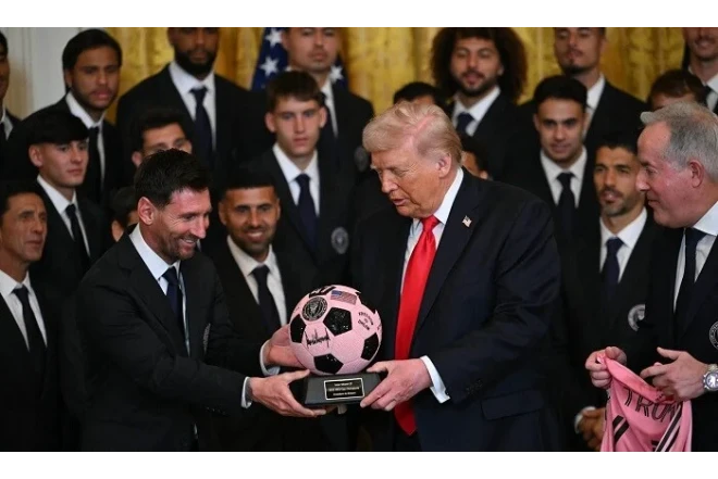 Tramp Messiyə top hədiyyə etdi 