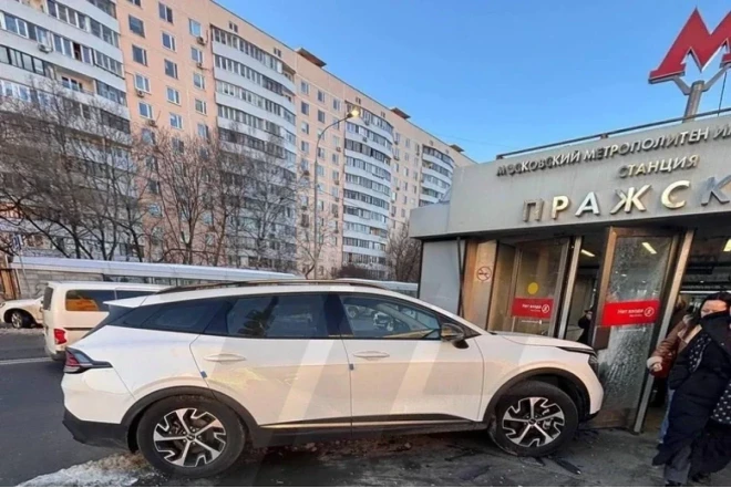 Azərbaycan səfirliyinin avtomobili Moskvada qəzaya düşüb 