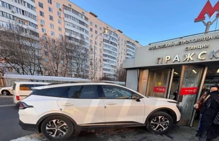 Azərbaycan səfirliyinin avtomobili Moskvada qəzaya düşüb 