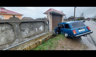 Lənkəranda avtomobil qaz xəttinə çırpıldı - Sürücü yaralandı - FOTO