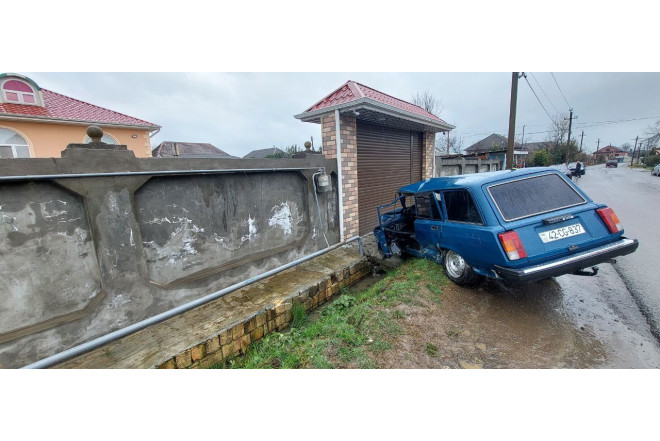 Lənkəranda avtomobil qaz xəttinə çırpıldı - Sürücü yaralandı - FOTO