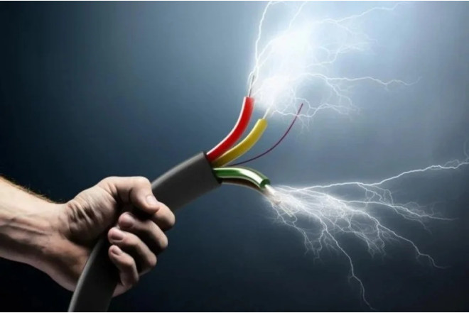 Masazırda qadını elektrik cərəyanı vuraraq öldürüb 