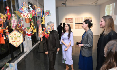 Leyla Əliyeva "Mənzərəyə açılan ev" mövzusunda qrup sərgisində iştirak edib 