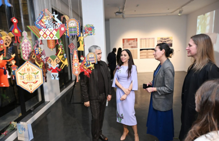 Leyla Əliyeva "Mənzərəyə açılan ev" mövzusunda qrup sərgisində iştirak edib 