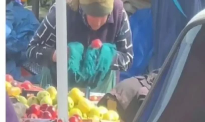 Almanı tüpürüb silən satıcı özünə belə haqq qazandırdı