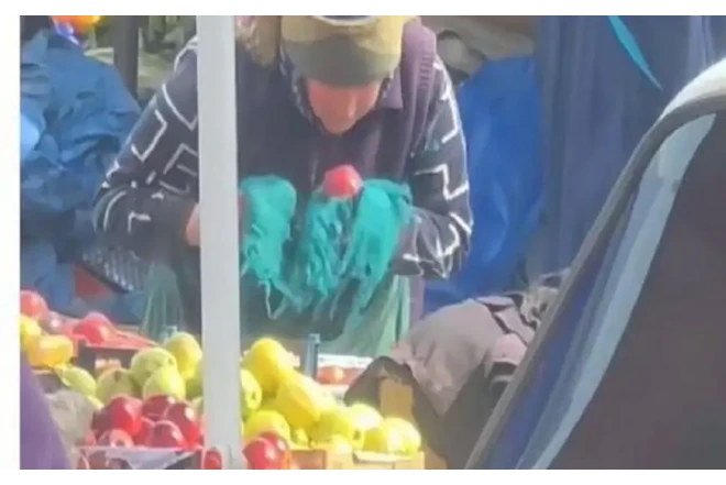 Almanı tüpürüb silən satıcı özünə belə haqq qazandırdı