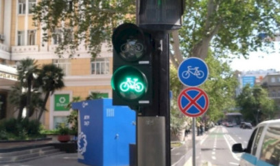 Bu işıqforlara velosiped bölmələri quraşdırıldı - VİDEO