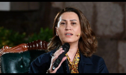 Xalq artisti məşhur türk aparıcıya "ƏSƏBİLƏŞDİ" - VİDEO