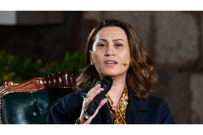 Xalq artisti məşhur türk aparıcıya "ƏSƏBİLƏŞDİ" - VİDEO