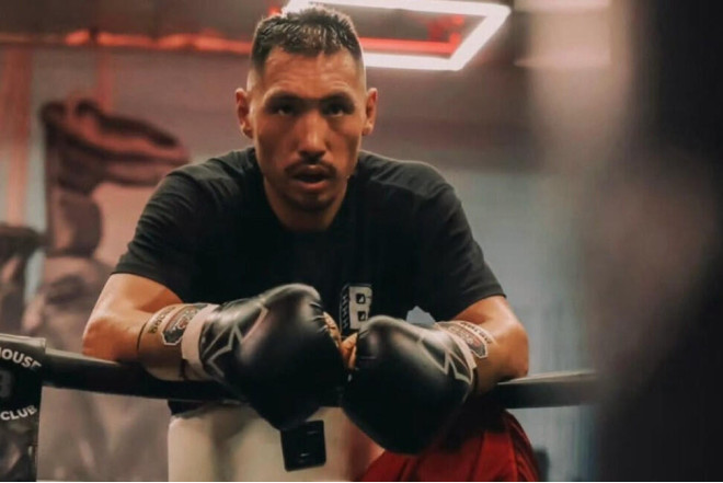 Dünya çempionu olan boksçu tituldan məhrum edildi 