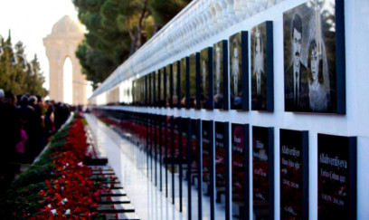 Avropa İttifaqı Şurasının Prezidenti Bakıda şəhidlərin xatirəsini anıb 