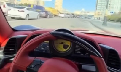 Bakıda “Ferrari” sürücüsü qaydaları belə pozdu - VİDEO