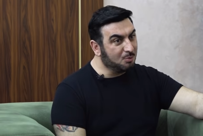 " İkiüzlü yox, üçüzlü olmalıyam?" 