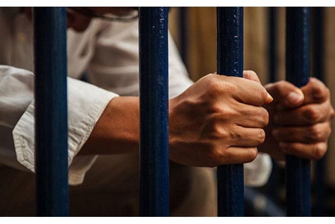 Xanım tanışını gecə evlərinə gətirdi, atasını döydü, həbs edildi 