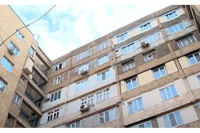 Bakıda 4-cü mərtəbədən yıxılan qadın öldü 