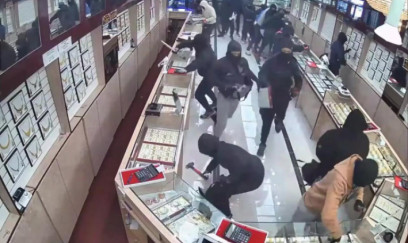 1,7 milyonluq zinət əşyalarını 1 dəqiqədə oğurladılar - VİDEO