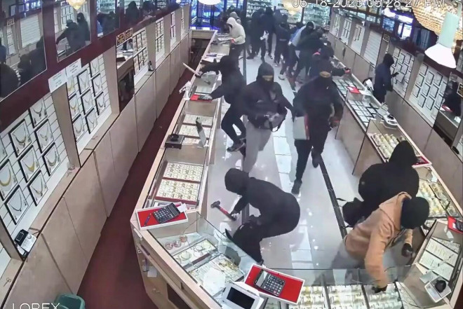 1,7 milyonluq zinət əşyalarını 1 dəqiqədə oğurladılar - VİDEO