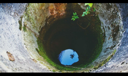 4 yaşlı uşaq su quyusuna düşüb öldü 