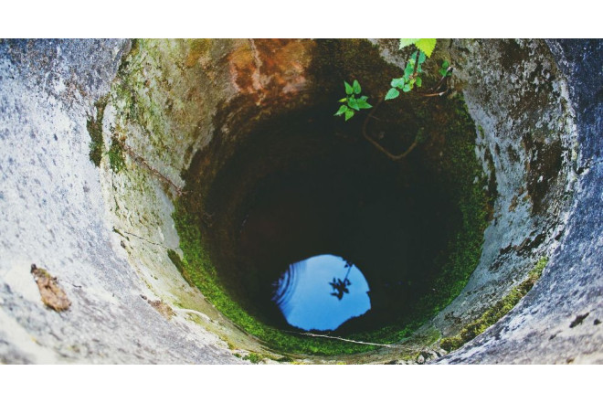 4 yaşlı uşaq su quyusuna düşüb öldü 