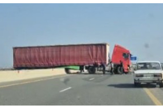 Ələt-Astara magistralında TIR qəzaya düşdü - Video 