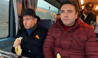 Bu dəfə də avtobusda lavaş yedi - Video