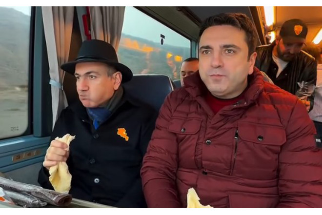 Bu dəfə də avtobusda lavaş yedi - Video