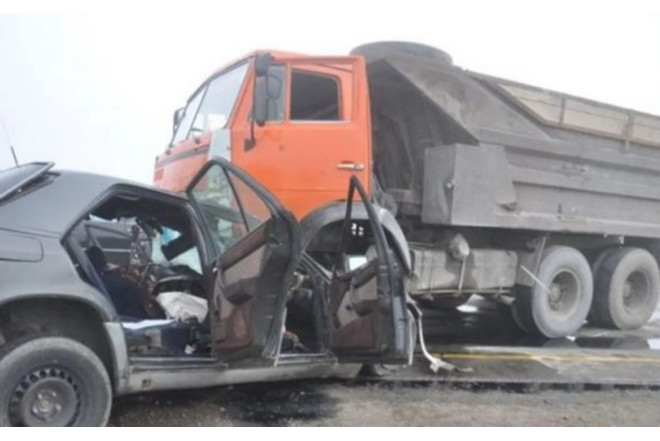 Bərdədə yük və minik avtomobilləri toqquşdu - Sürücü öldü 