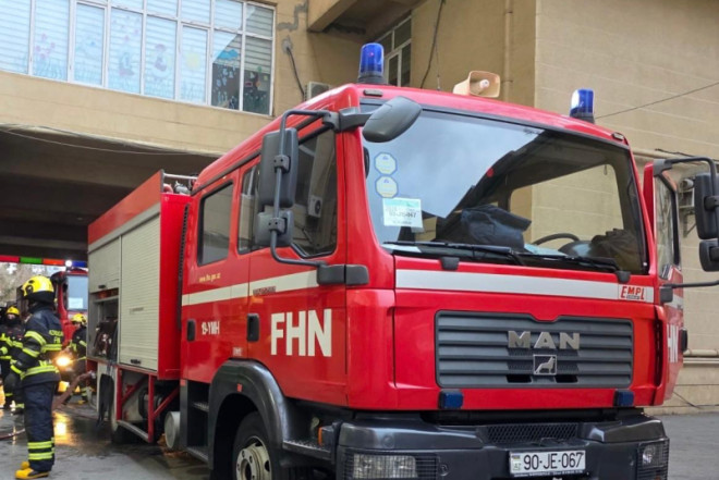 Bakıda çoxmərtəbəli yaşayış binasında yanğın: 1 nəfər xilas edildi - FOTO