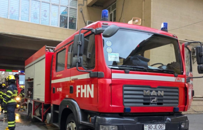 Bakıda çoxmərtəbəli yaşayış binasında yanğın: 1 nəfər xilas edildi - FOTO
