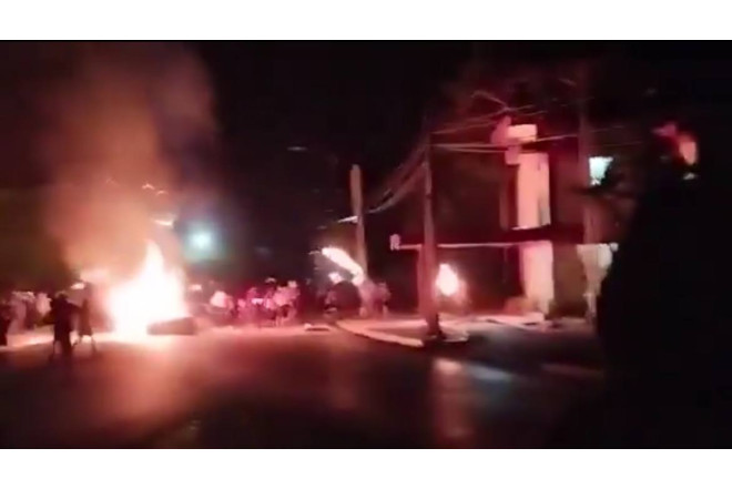 Kubada etirazçılar Kommunist Partiyasının binasını dağıtdılar - VIDEO