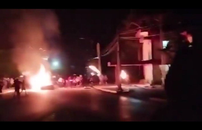 Kubada etirazçılar Kommunist Partiyasının binasını dağıtdılar - VIDEO