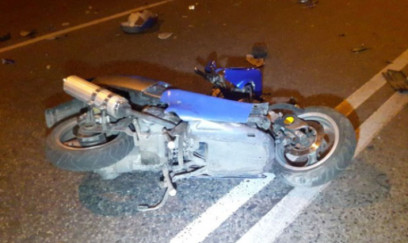 Bakıda moped divara çırpıldı: Ölən var 