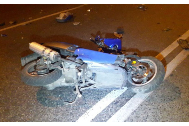 Bakıda moped divara çırpıldı: Ölən var 