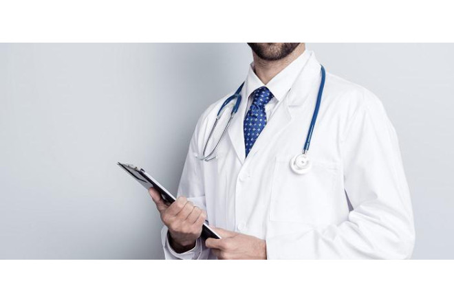 Məşhur klinikada özünü həkim kimi təqdim edənlərin tibb təhsili yox imiş 