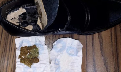 Həbsdəki qohumuna ayaqqabının içində narkotik ötürmək istədi, ifşa olundu 