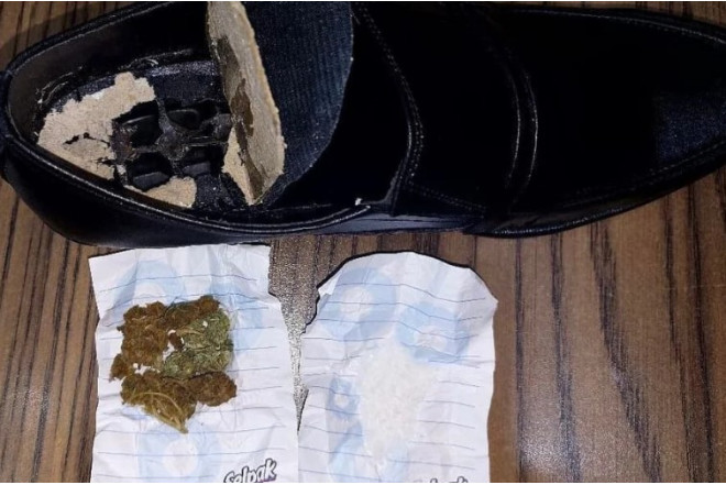 Həbsdəki qohumuna ayaqqabının içində narkotik ötürmək istədi, ifşa olundu 