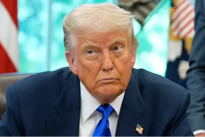 Tramp səfərini təxirə saldı 