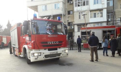 Bakıda yaşayış binasında yanğın başladı 