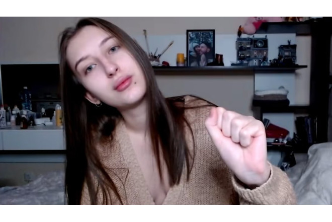 Xaricdəki şantaj qrupunun görüntülərindən istifadə etdiyi qız kimdir? – VİDEO