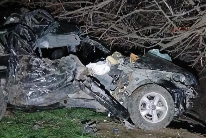 Ağdamda avtomobil ağaca çırpılıb: Ölən və xəsarət alan var